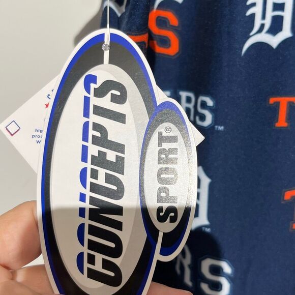 Detroit Tigers Concepts Sport Women's Zest Allover Print Button-Up Shirt & Short - Picture 12 of 12